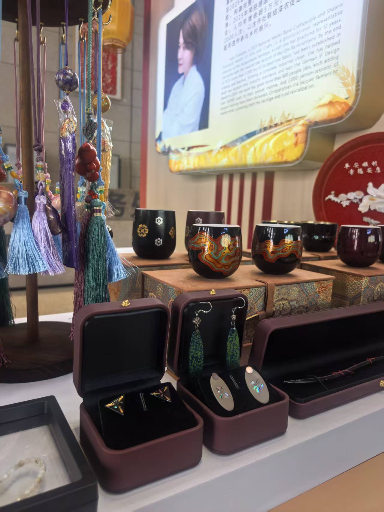 漆艺首饰与茶器展品细节