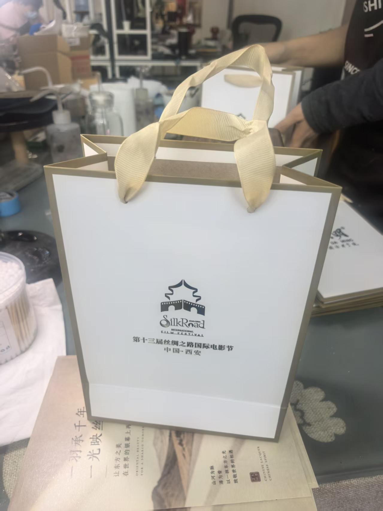 The custom brooch box and gift bag