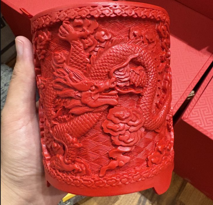 红色雕漆笔筒